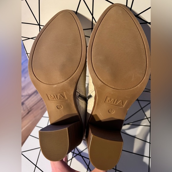 New MIA Ivory Boots - Picture 3 of 9